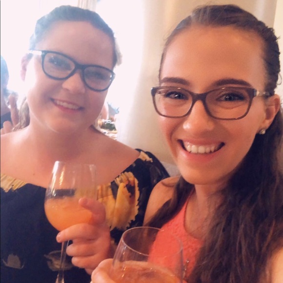 Meet your Posher, Danielle 🍍 - Picture 2 of 4